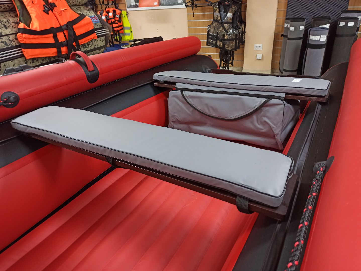 КОМПЛЕКТ МЯГКИХ НАКЛАДОК С СУМКОЙ ДЛЯ ЛОДОК 90Х20 СЕРЫЙ в Новосибирске