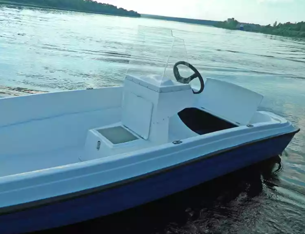 Стеклопластиковая лодка Пингвин с консолью (тримаран) в Новосибирске