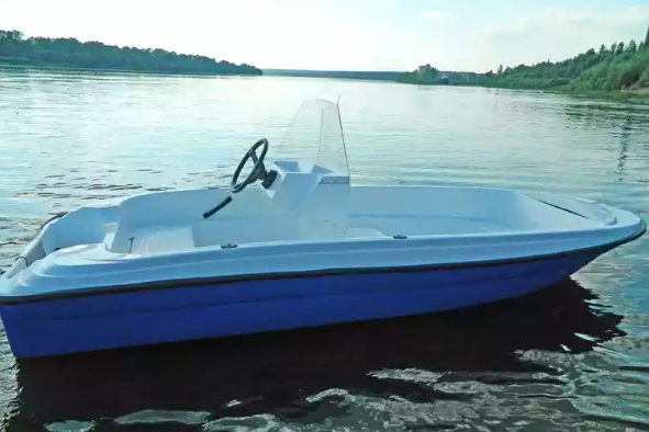 Стеклопластиковая лодка Пингвин с консолью (тримаран) в Новосибирске