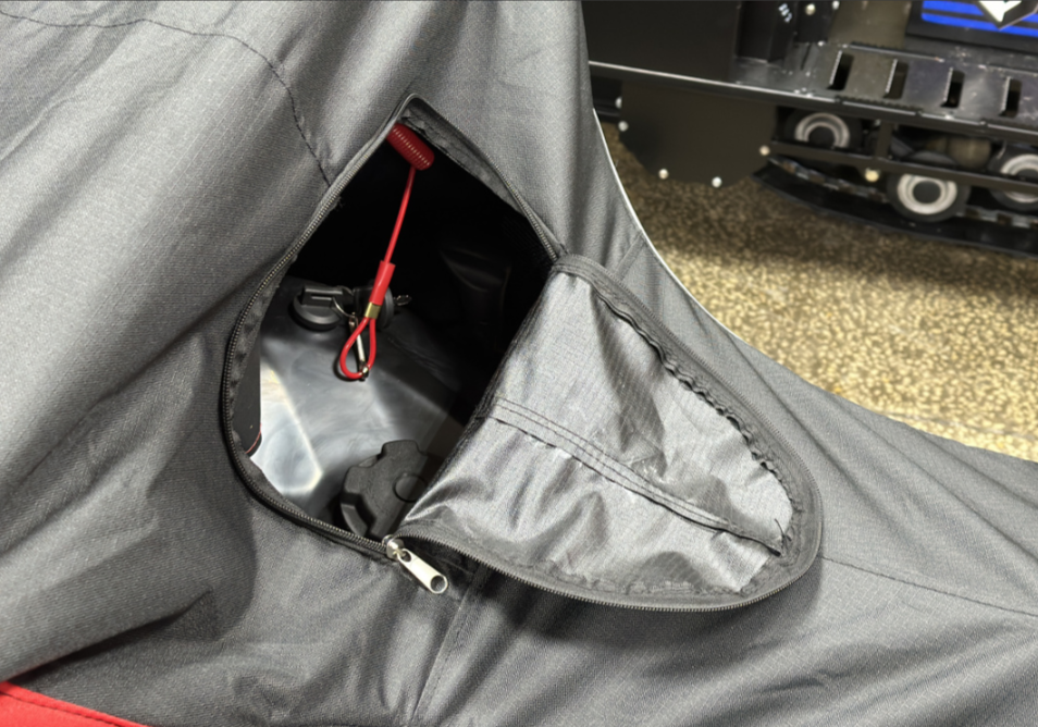 Чехол транспорт. снегохода IKUDZO HUNTER черно-красный Оксфорд ПРЕМИУМ качества с лого IKUDZO в Новосибирске