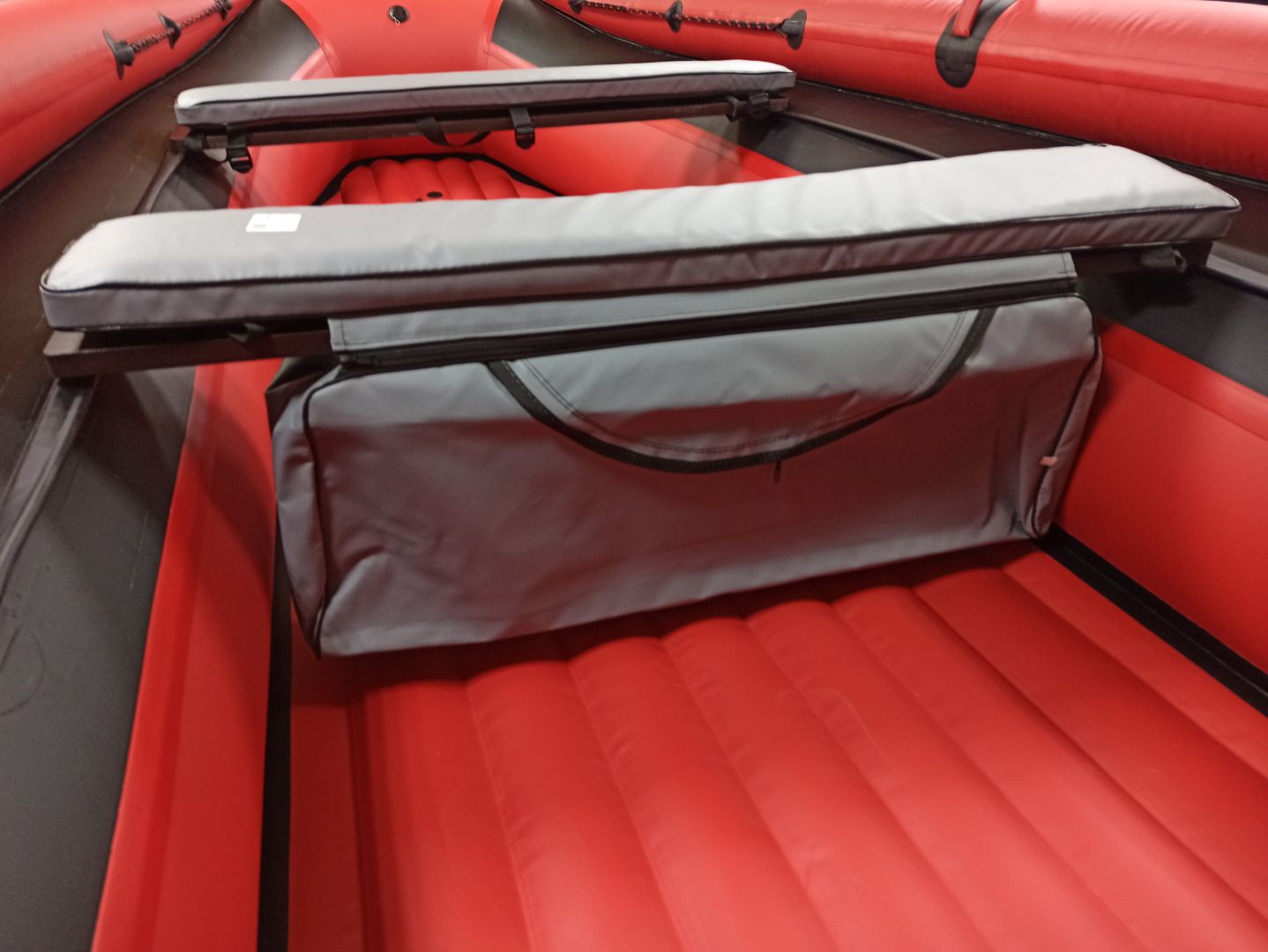 КОМПЛЕКТ МЯГКИХ НАКЛАДОК С СУМКОЙ ДЛЯ ЛОДОК 90Х20 СЕРЫЙ в Новосибирске